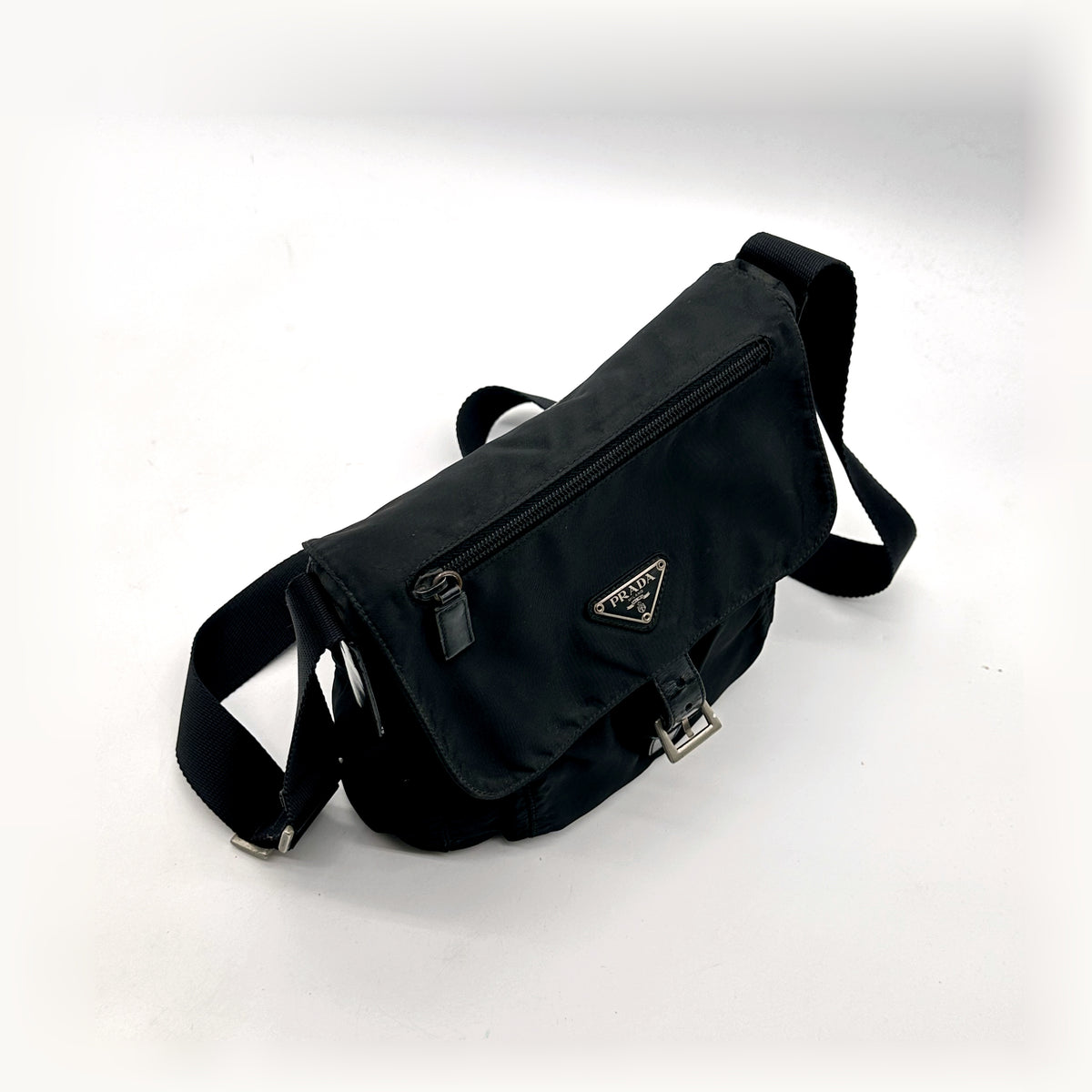 Prada Sac bandoulière Nylon Noir - vue d'ensemble, sac et sangle déployée