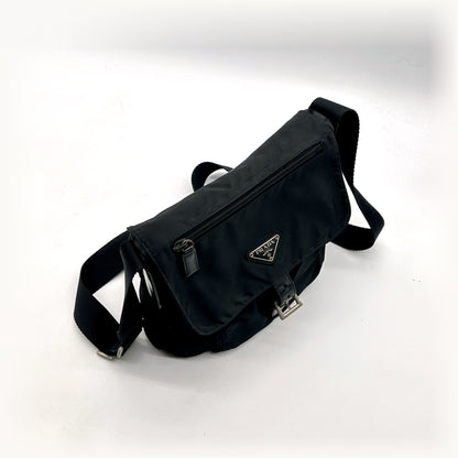 Prada Sac bandoulière Nylon Noir - vue d'ensemble, sac et sangle déployée