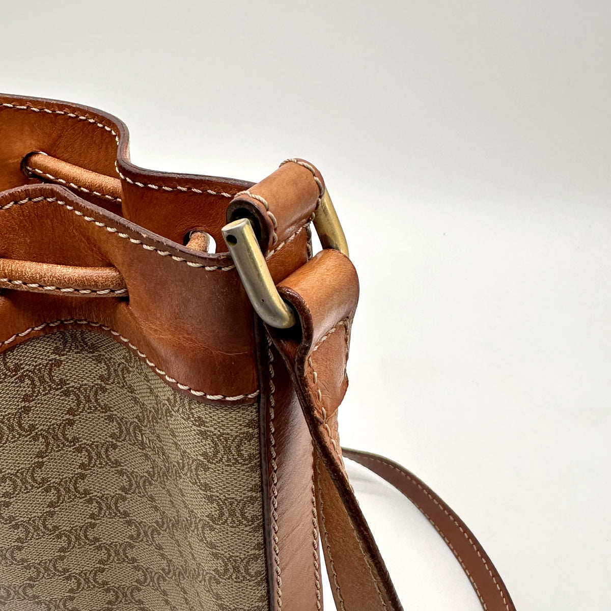 Céline Seau Toile Macadam Beige - détail du col, du cordon et de l'attache de bandoulière