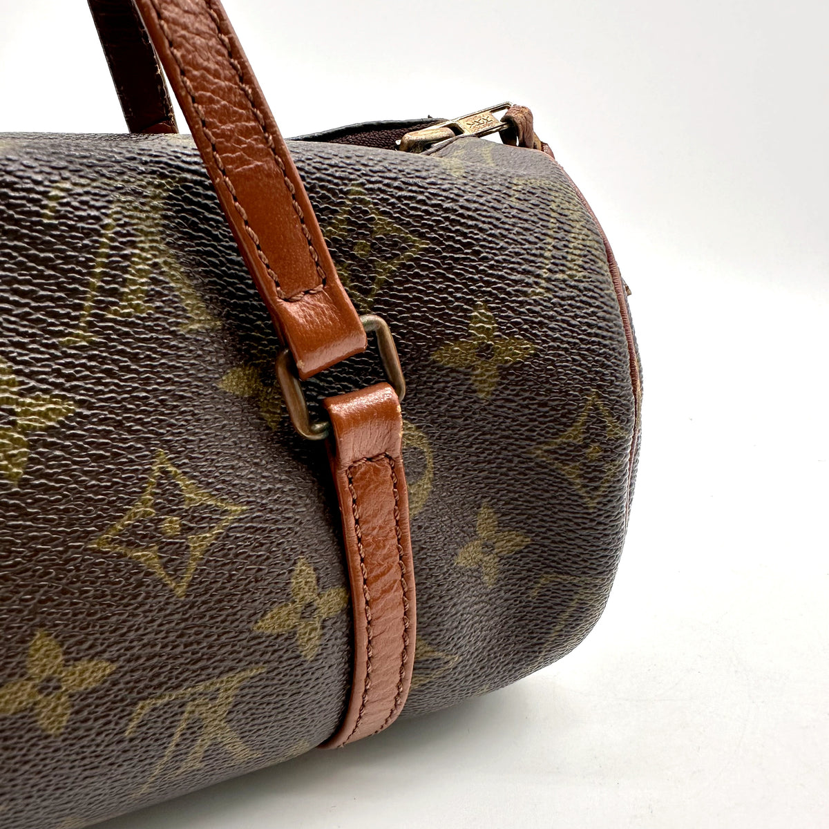 Louis Vuitton Papillon 26 Toile Monogram - détail de l'anse et de la bande de cuir