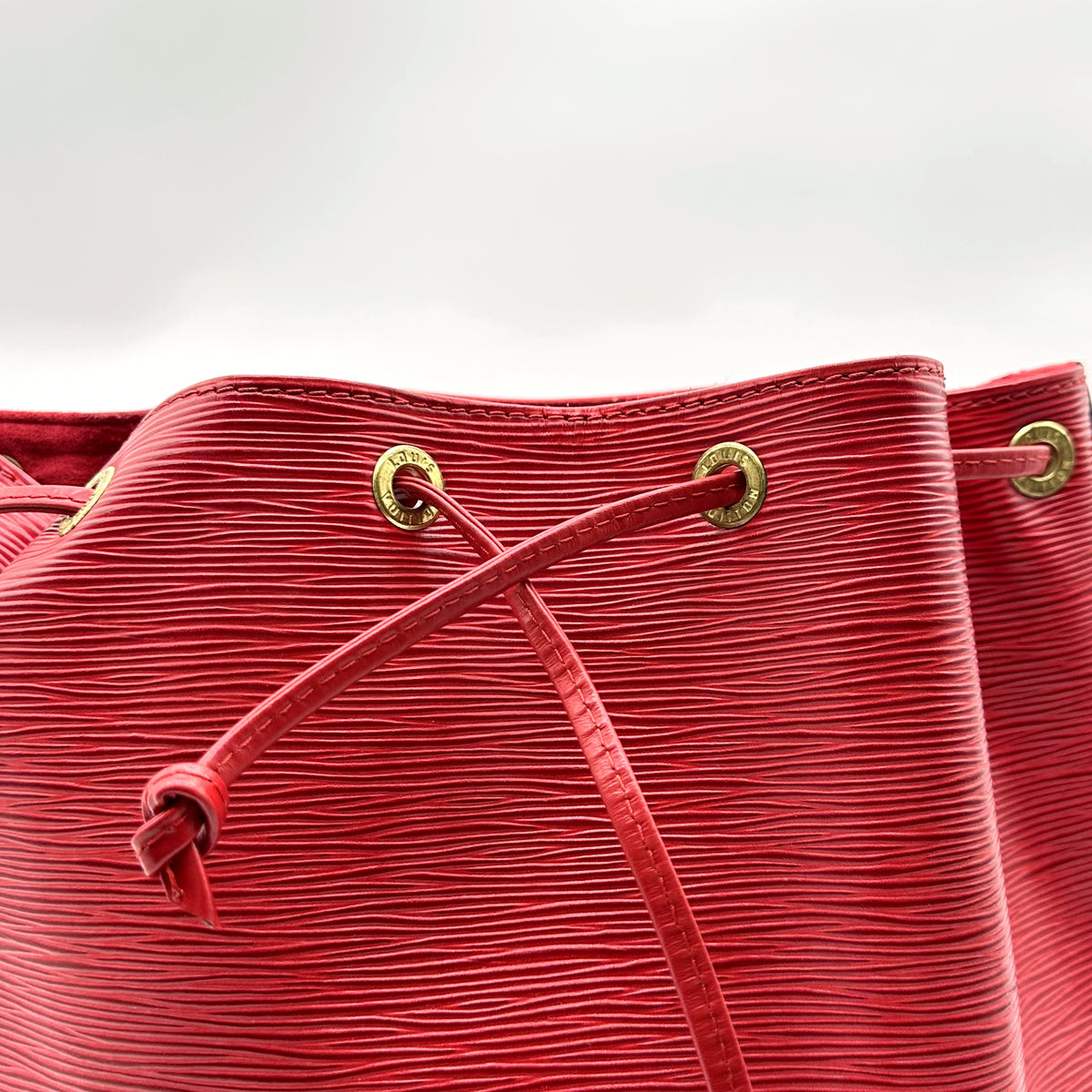 Louis Vuitton Noé Cuir Épi Rouge - détail du col et du cordon coulissant