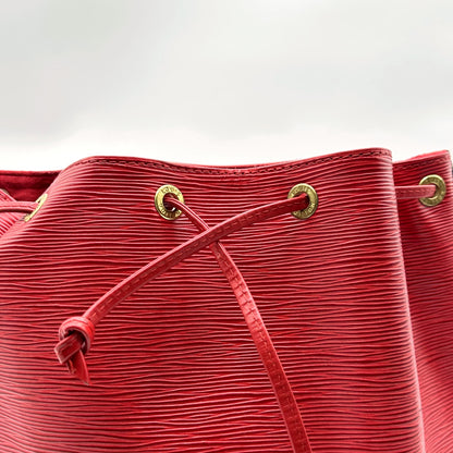 Louis Vuitton Noé Cuir Épi Rouge - détail du col et du cordon coulissant