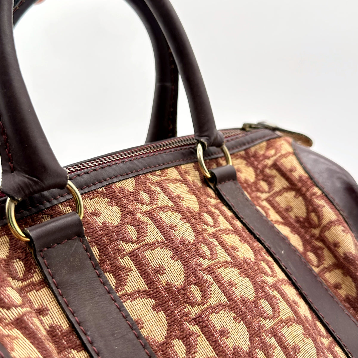 Dior Boston Toile Trotter Rouge - détail des anses et de leurs anneaux