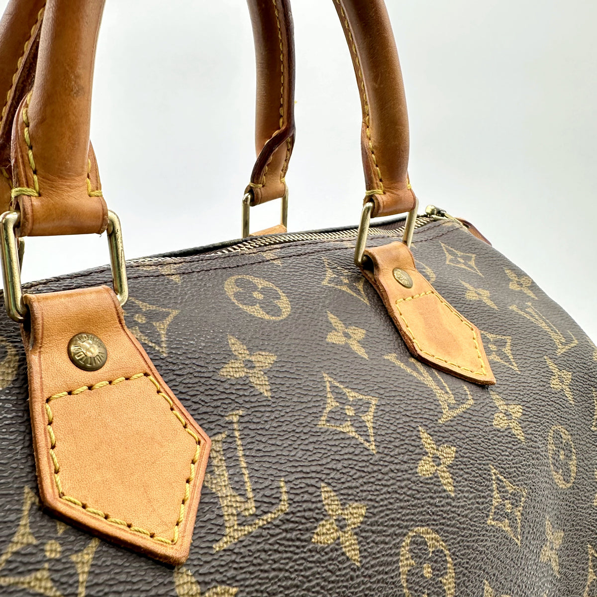 Louis Vuitton Speedy 30 Toile Monogram - détail des anses et de leurs attaches