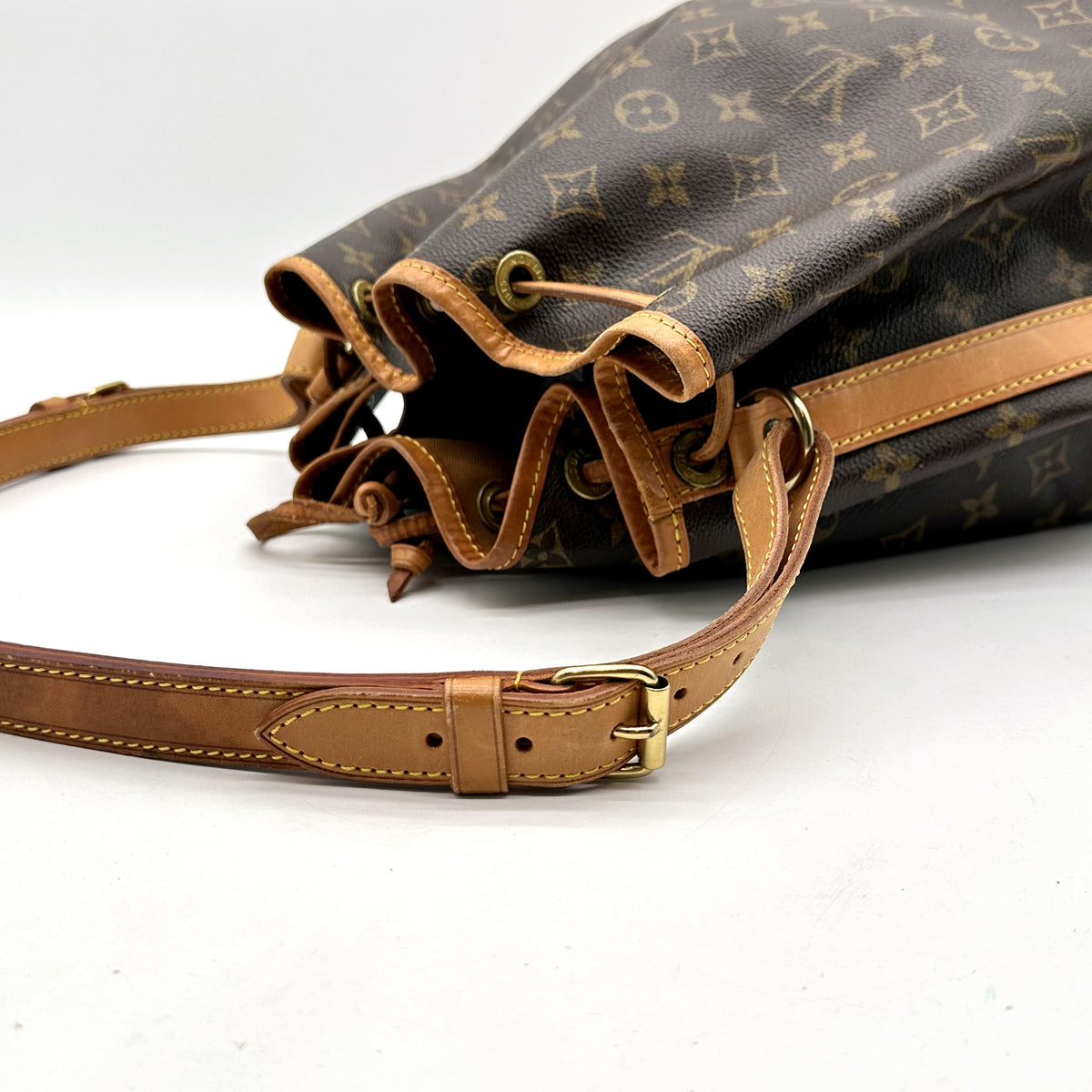 Louis Vuitton Noé Toile Monogram - détail de la bandoulière et de sa boucle de réglage