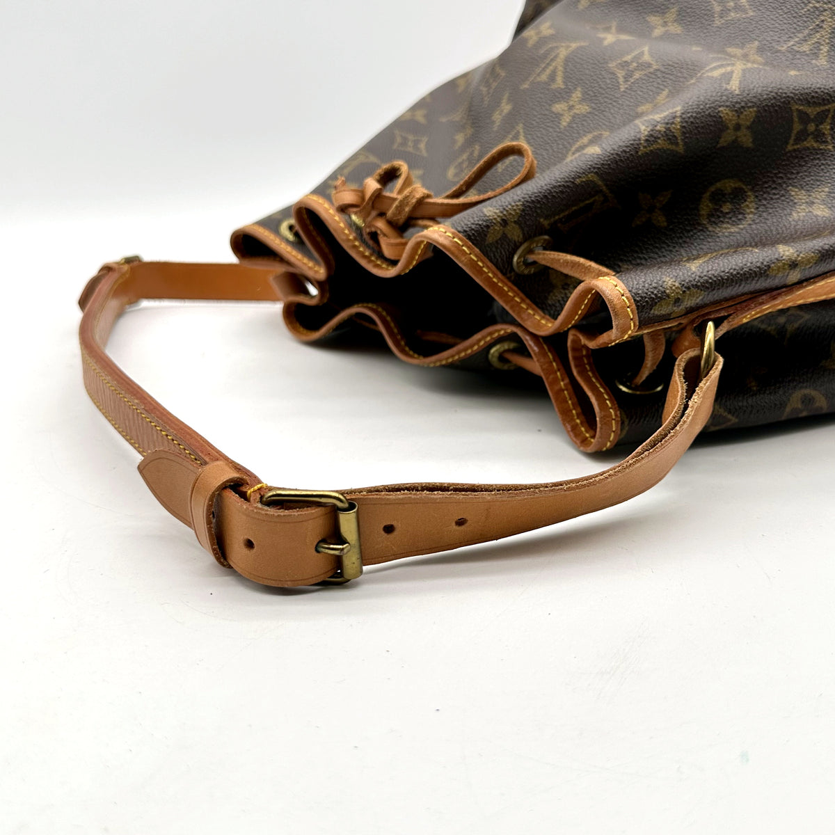 Louis Vuitton Petit Noé Toile Monogram - détail de la bandoulière et de sa boucle de réglage