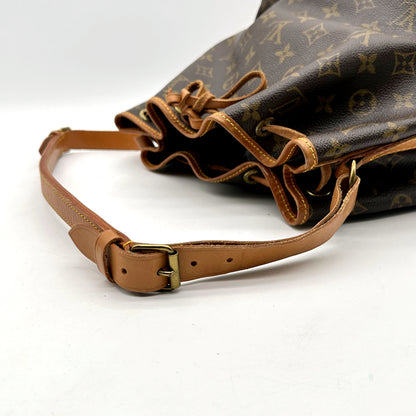 Louis Vuitton Petit Noé Toile Monogram - détail de la bandoulière et de sa boucle de réglage