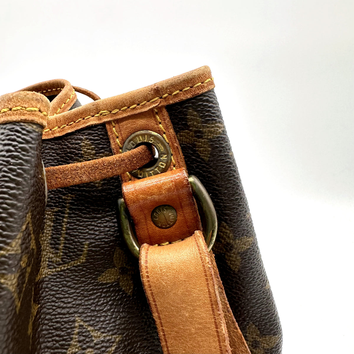 Louis Vuitton Noé Toile Monogram - détail du col, des œillets et de l'attache