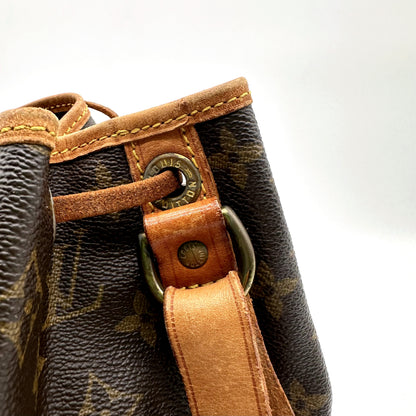 Louis Vuitton Noé Toile Monogram - détail du col, des œillets et de l'attache