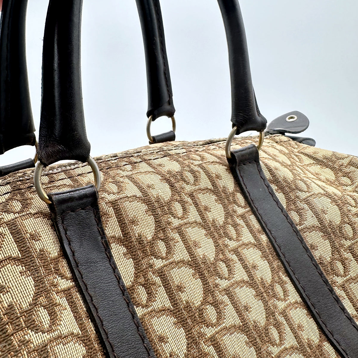 Dior Boston Toile Trotter Beige - détail des anses et de leurs anneaux