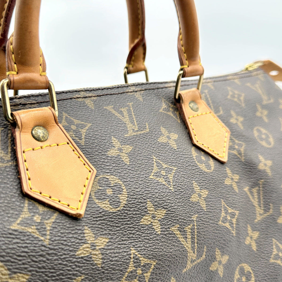 Louis Vuitton Speedy 40 Toile Monogram - détail des anses et de leurs attaches