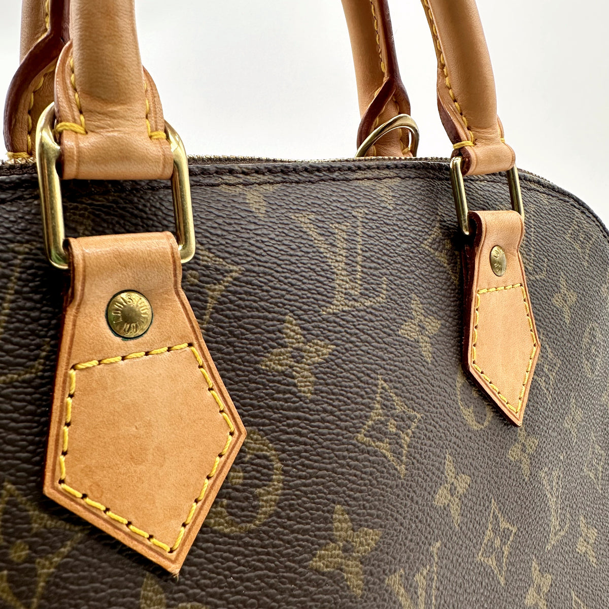 Louis Vuitton Alma Toile Monogram - détail des anses, pattes et rivets
