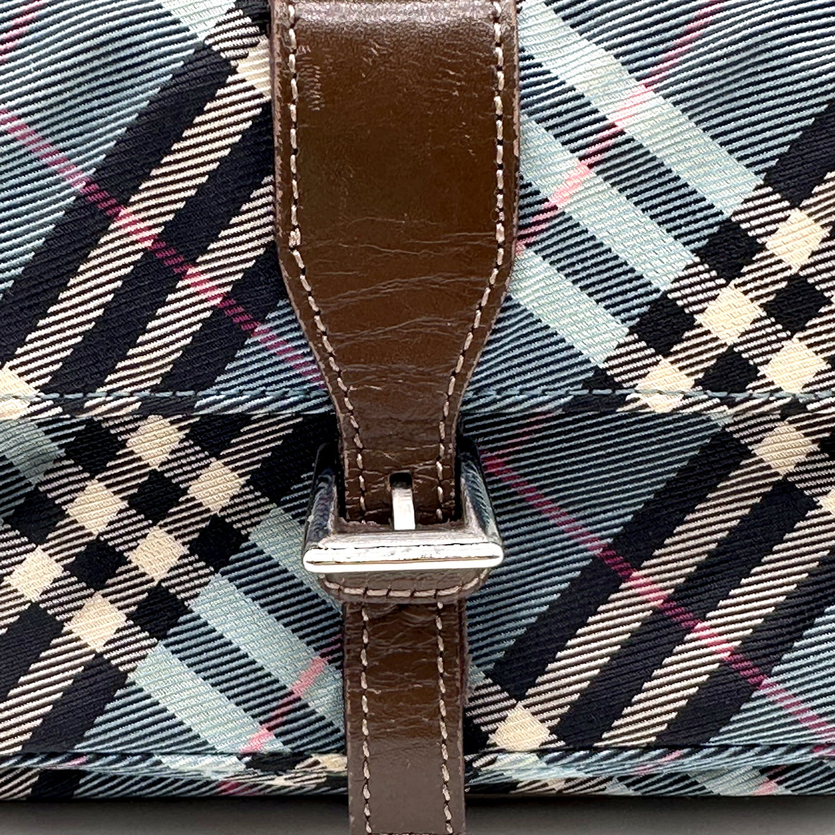 Burberry Sac bandoulière Toile Check Bleue - détail de la patte de cuir sur la toile check