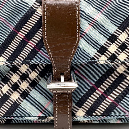 Burberry Sac bandoulière Toile Check Bleue - détail de la patte de cuir sur la toile check