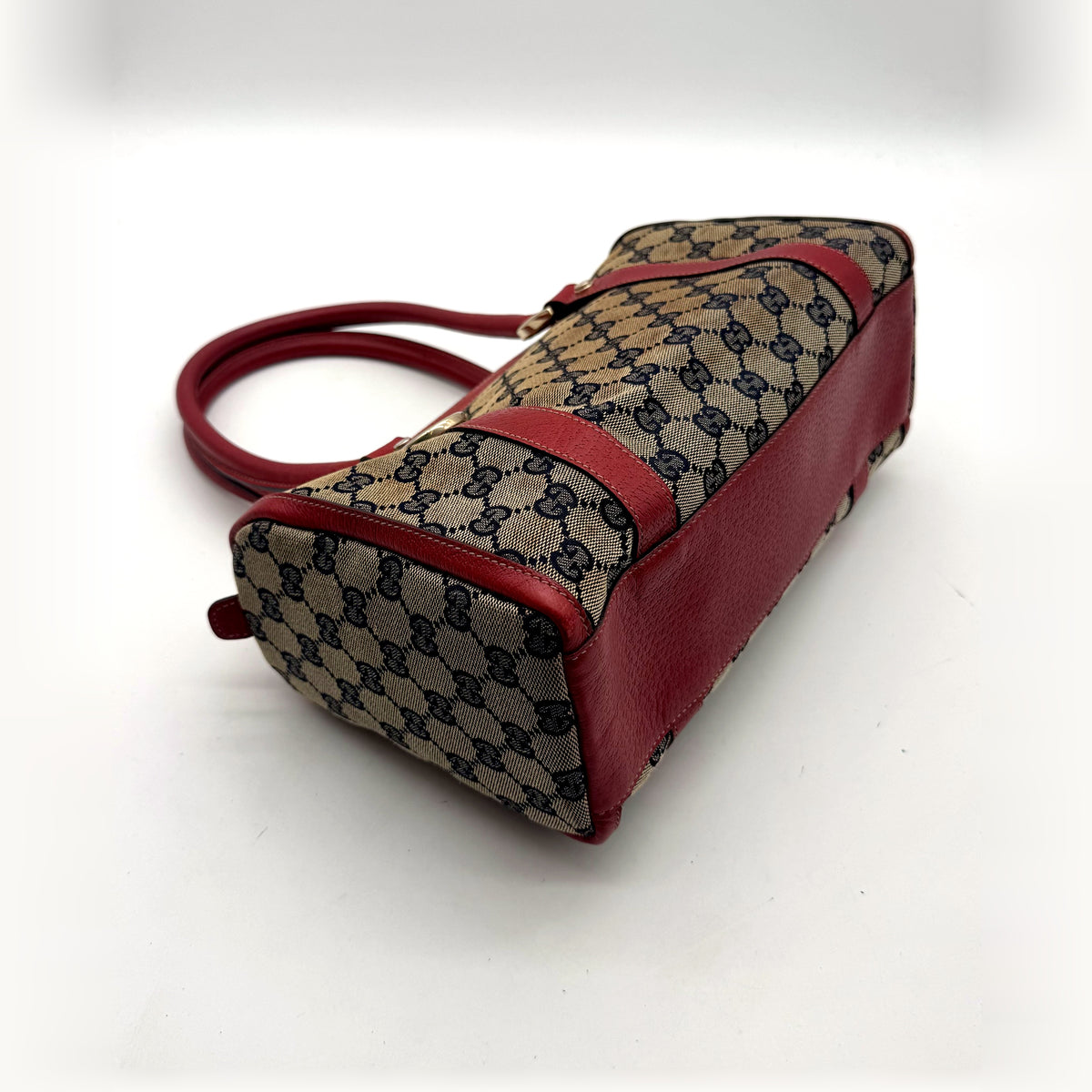Gucci Boston Abbey Toile GG et Cuir Rouge - vue du dessous en angle opposé