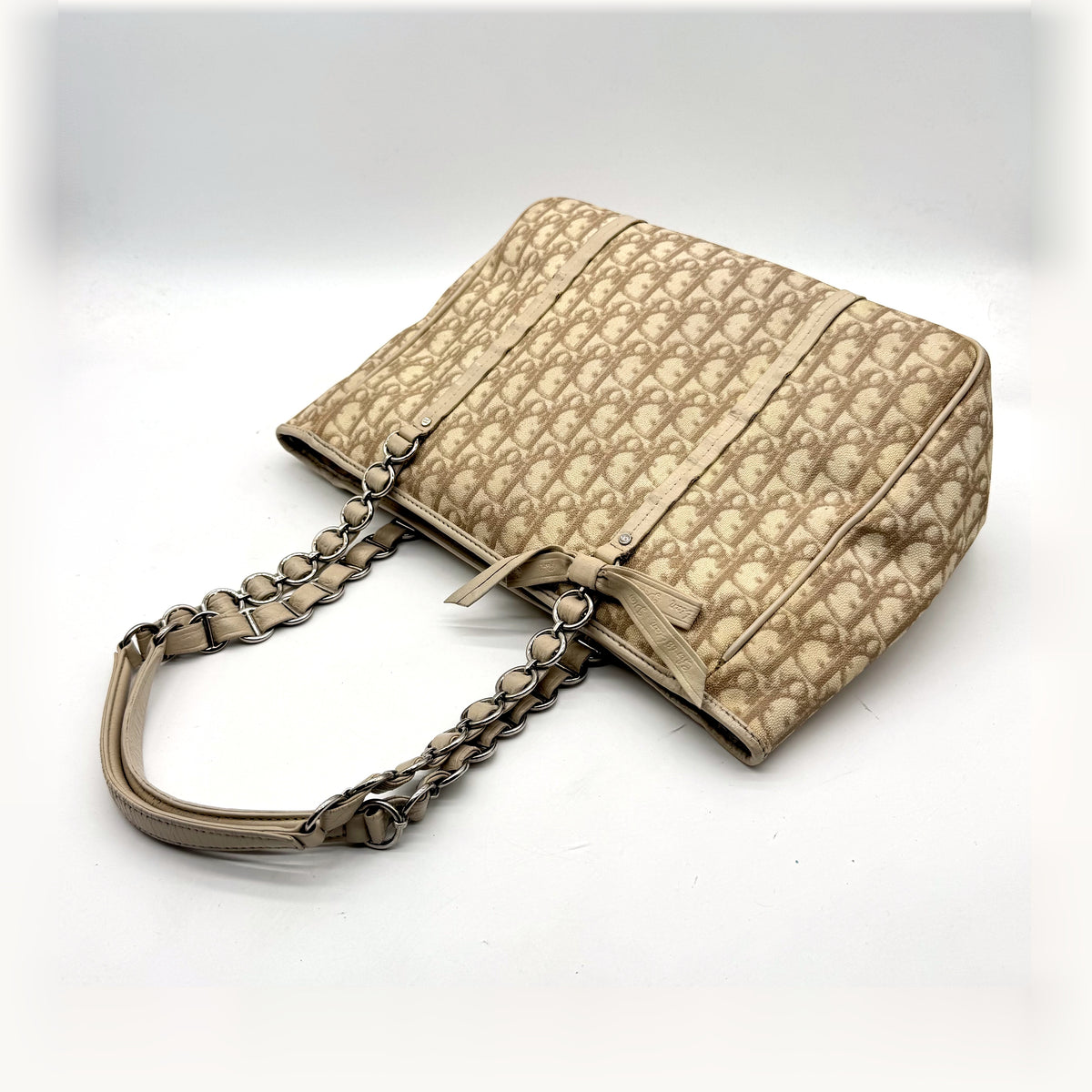 Dior Cabas Toile Trotter Beige - vue de trois quarts, sac ouvert