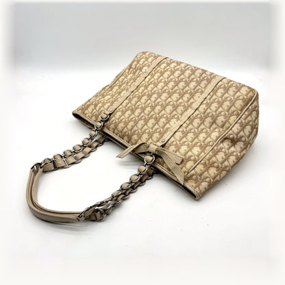 Dior Cabas Toile Trotter Beige - vue de trois quarts, sac ouvert