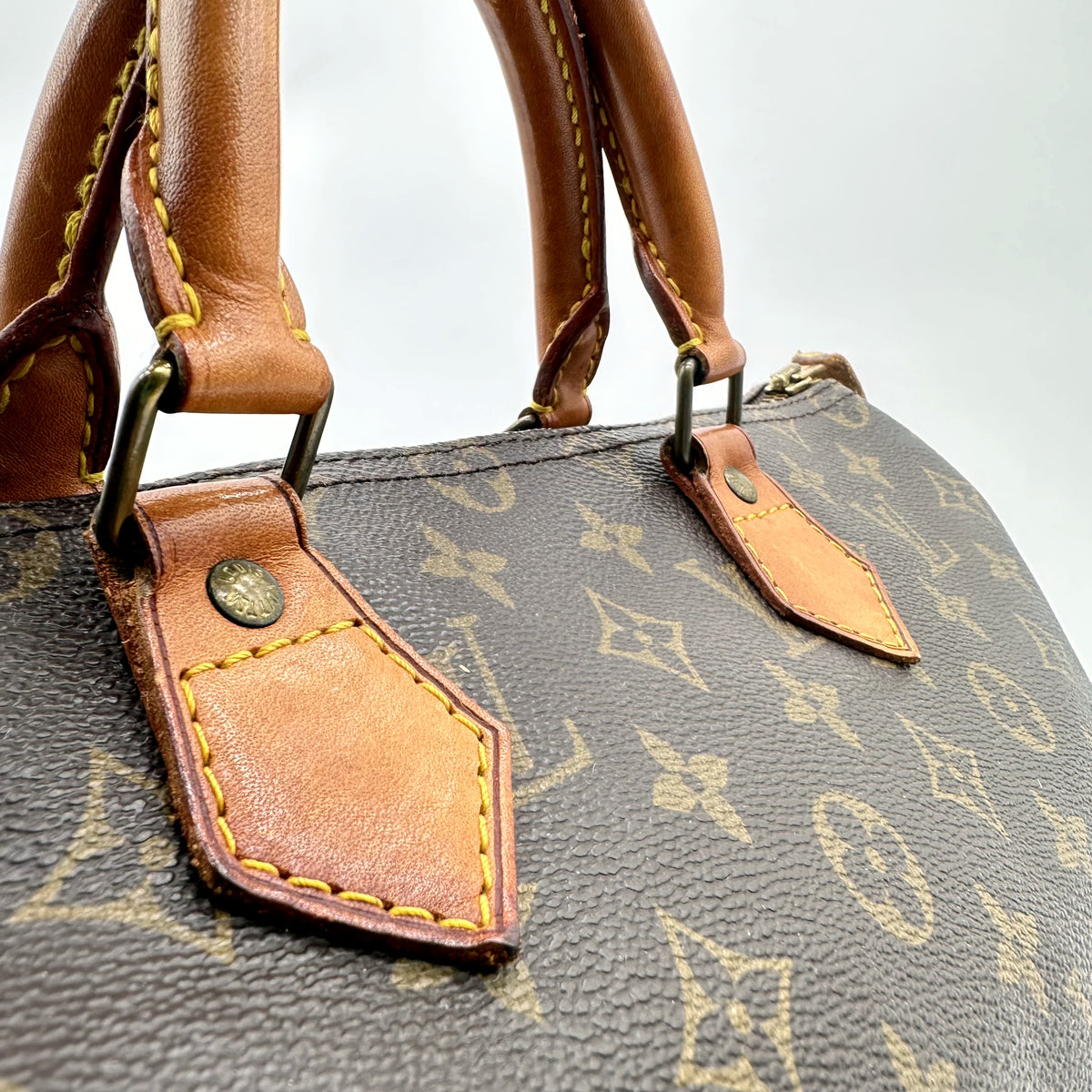Louis Vuitton Speedy 35 Toile Monogram - détail des anses et de leurs attaches