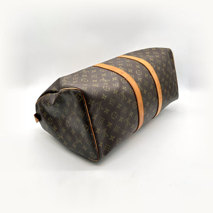 Louis Vuitton Keepall 45 Toile Monogram - vue du dessous en angle opposé