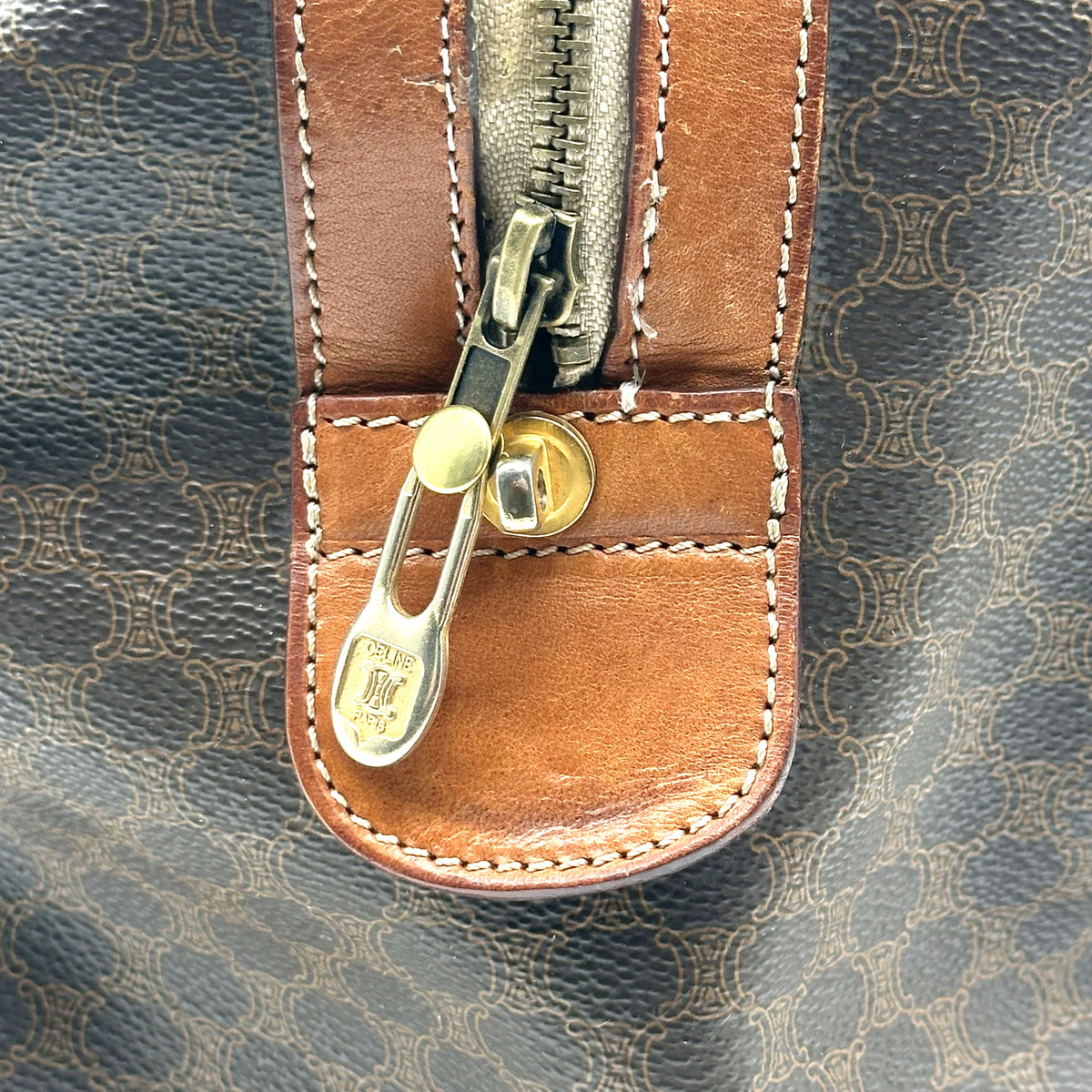 Céline Boston Toile Macadam Brun - détail de la tirette dorée et du zip