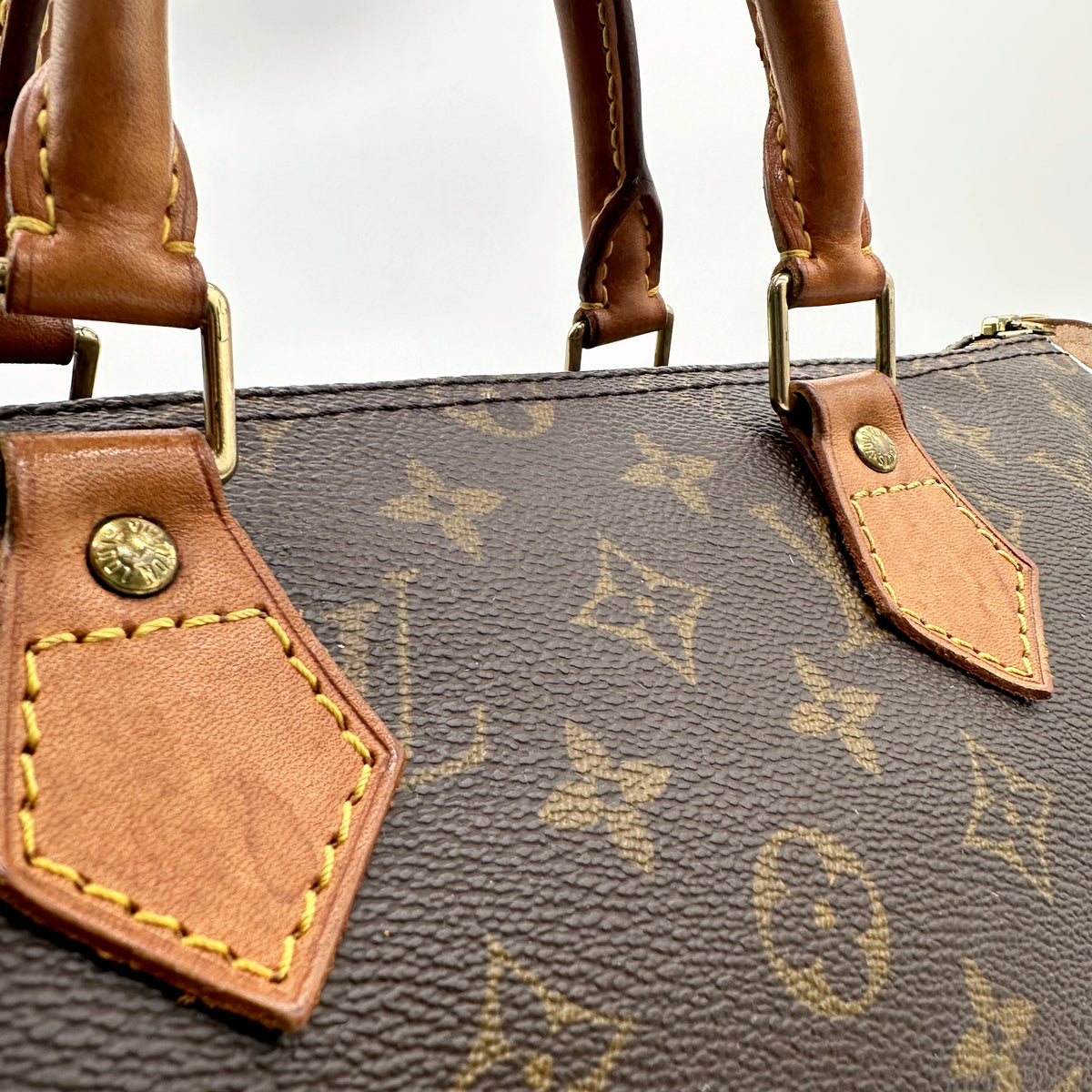 Louis Vuitton Speedy 35 Toile Monogram - détail des anses et de leurs attaches