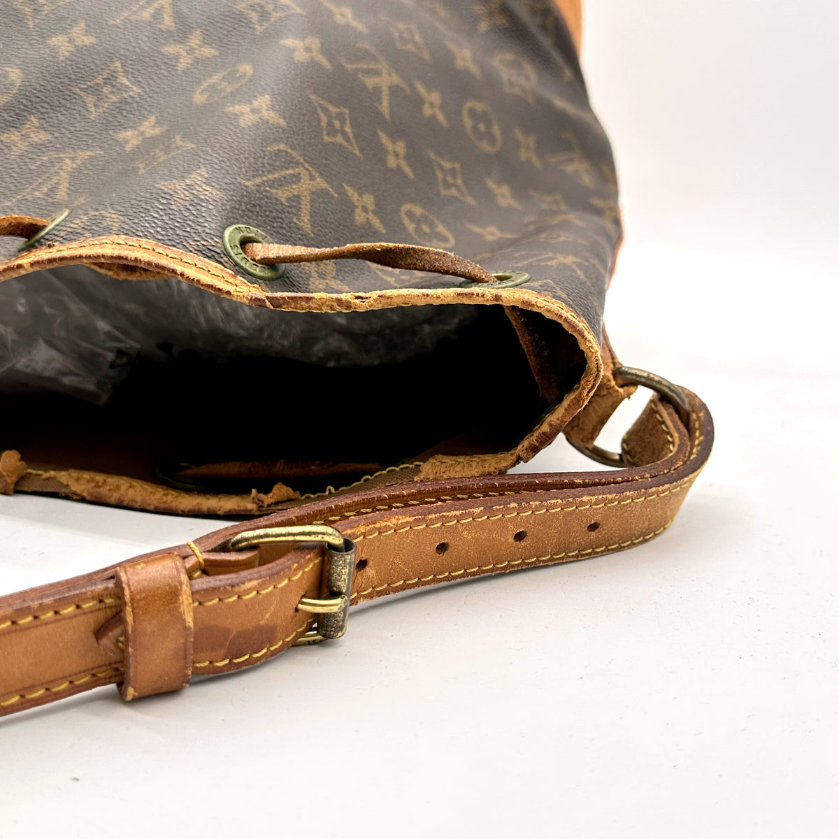 Louis Vuitton Noé Toile Monogram - détail de la bandoulière et de sa boucle de réglage
