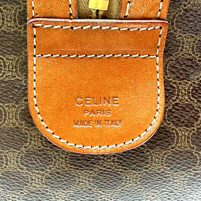 Céline Boston Toile Macadam Brun - détail de la patte de cuir estampillée