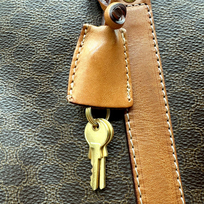 Céline Boston Toile Macadam Brun - détail de la clochette et de ses clés