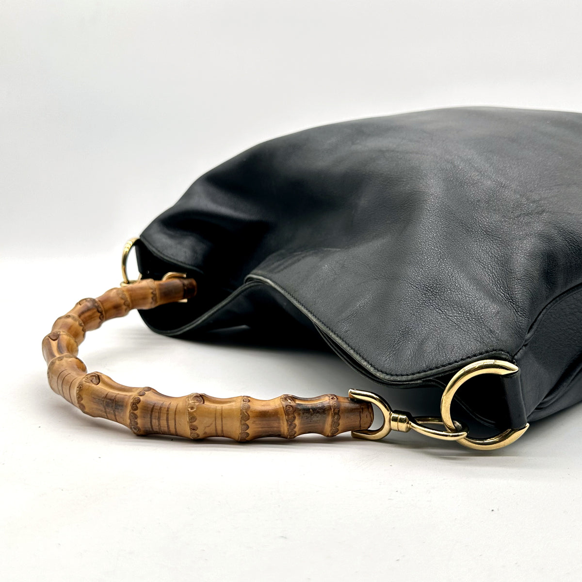 Gucci Bamboo Cuir Noir - détail de l'anse en bambou et de son attache