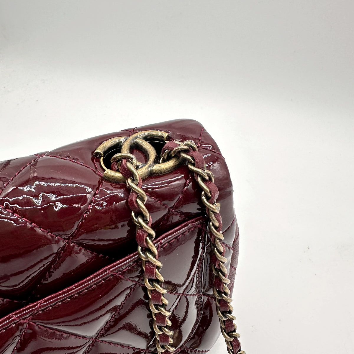 Chanel Matelassé Cuir Verni Bordeaux - détail du fermoir CC et de la chaîne
