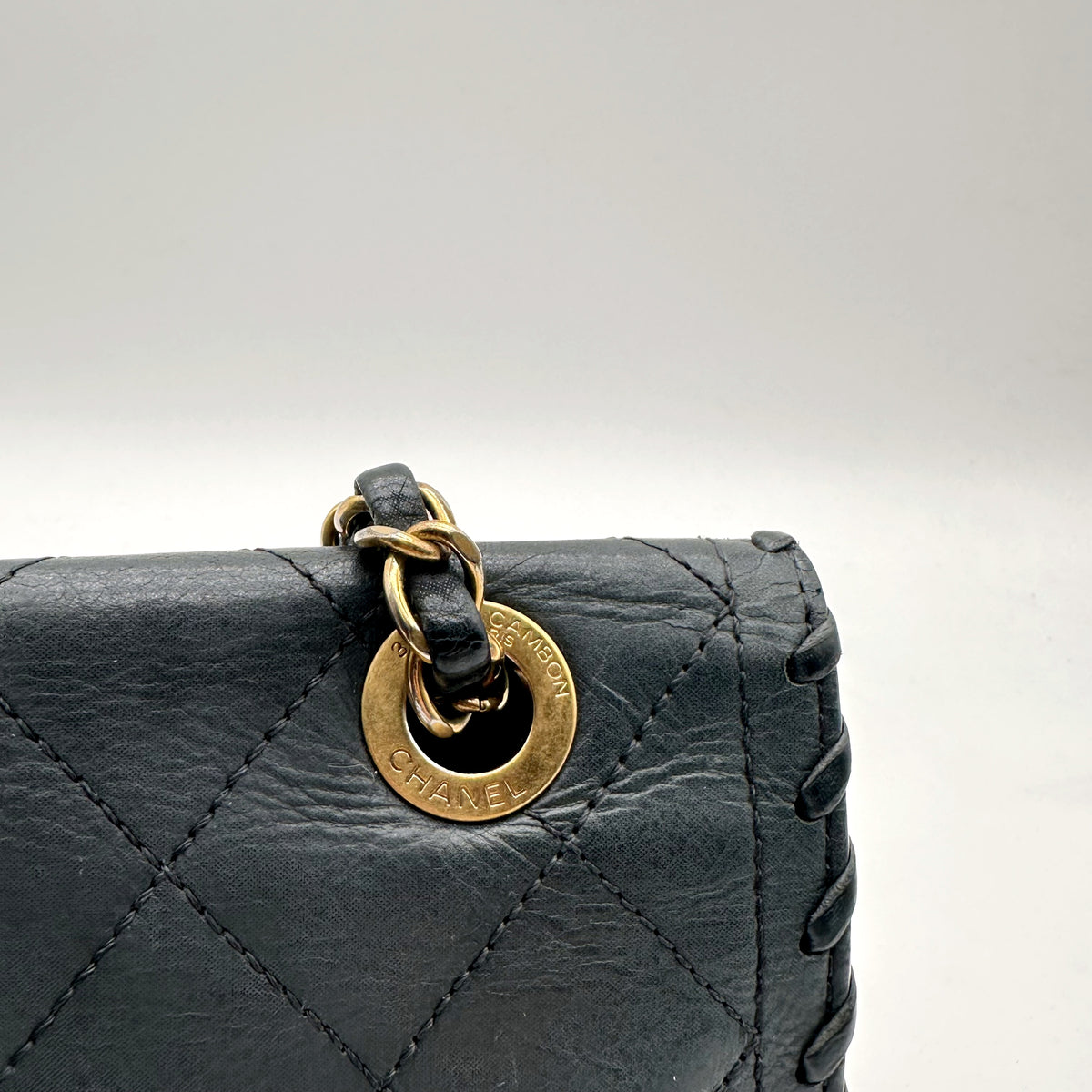 Chanel Matelassé Cuir Gris Anthracite - détail d'un anneau de chaîne et du matelassage