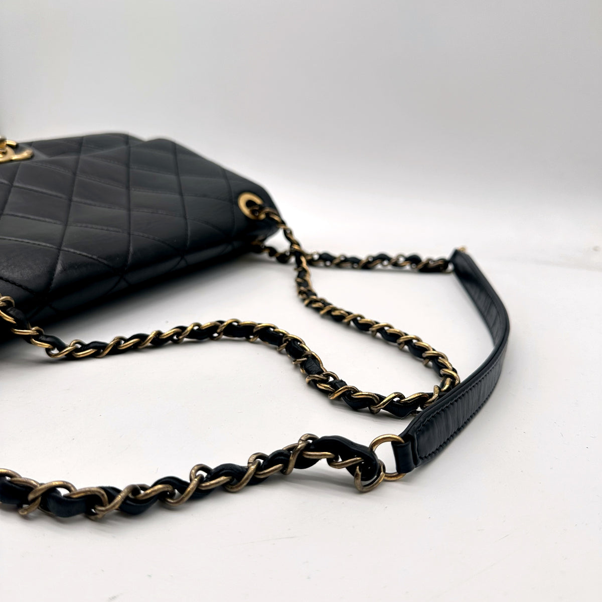 Chanel Single Flap Cuir d'agneau Noir - détail de la chaîne entrelacée de cuir