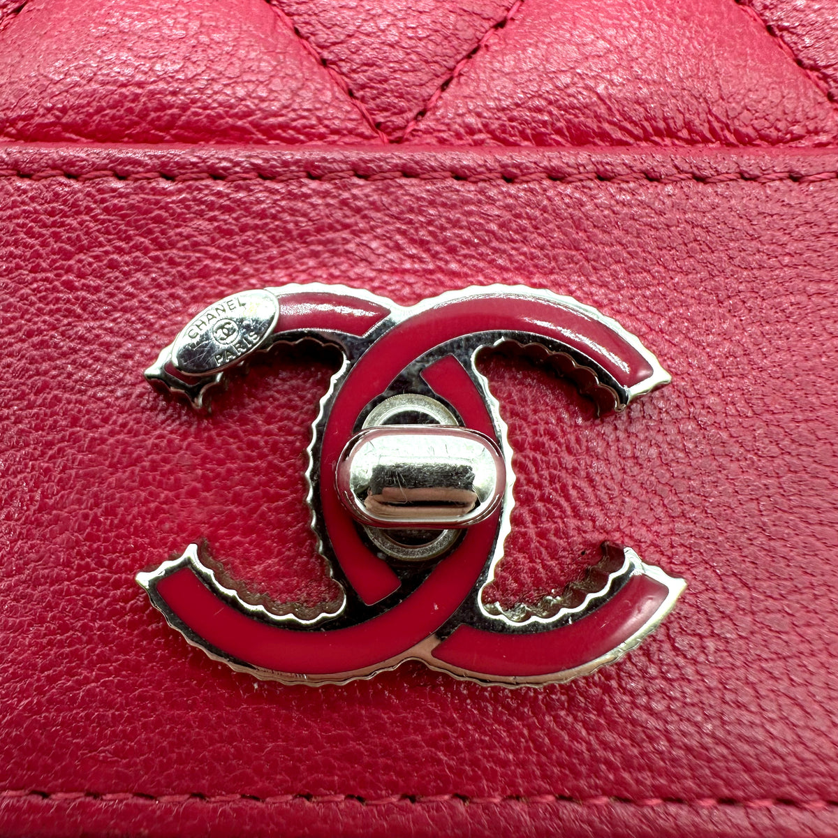 Chanel Wallet on Chain Cuir Framboise - détail du fermoir CC