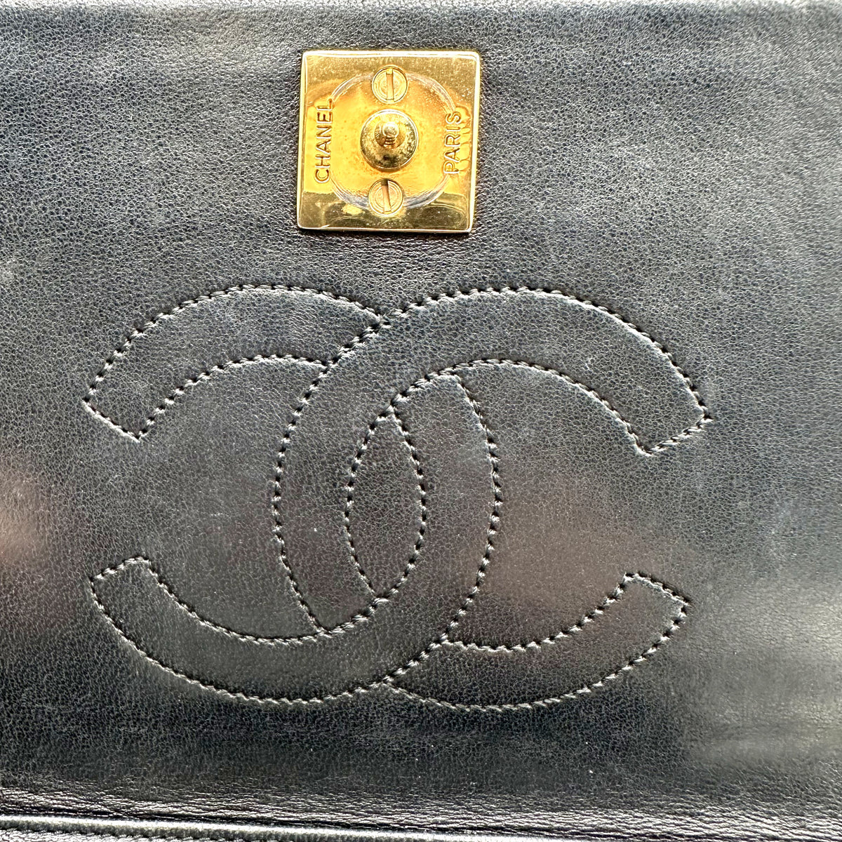 Chanel Matelassé Cuir d'agneau Noir - détail du dos du rabat et de son plot de fermoir