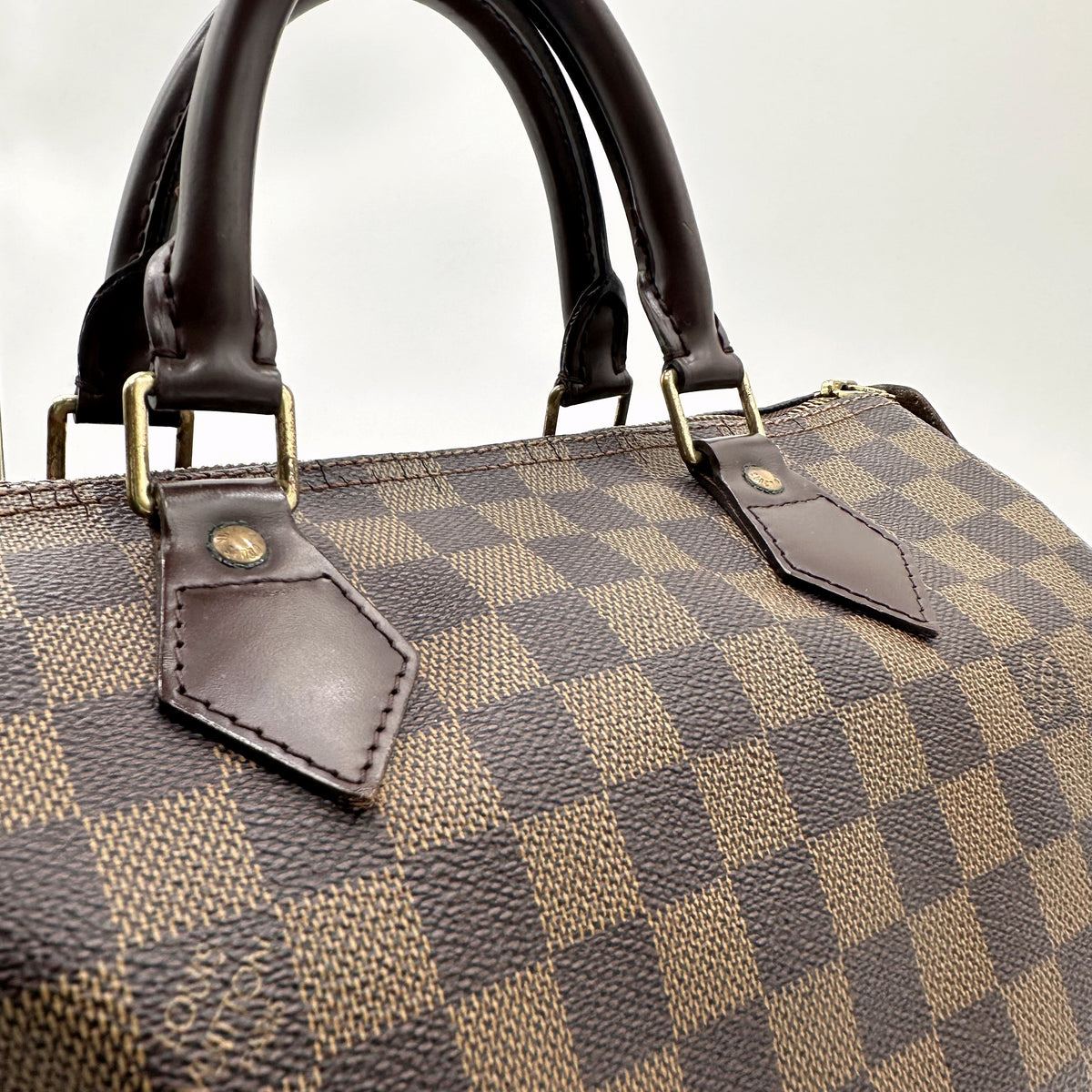 Louis Vuitton Speedy 30 Toile Damier Ebène - détail des anses et de leurs attaches