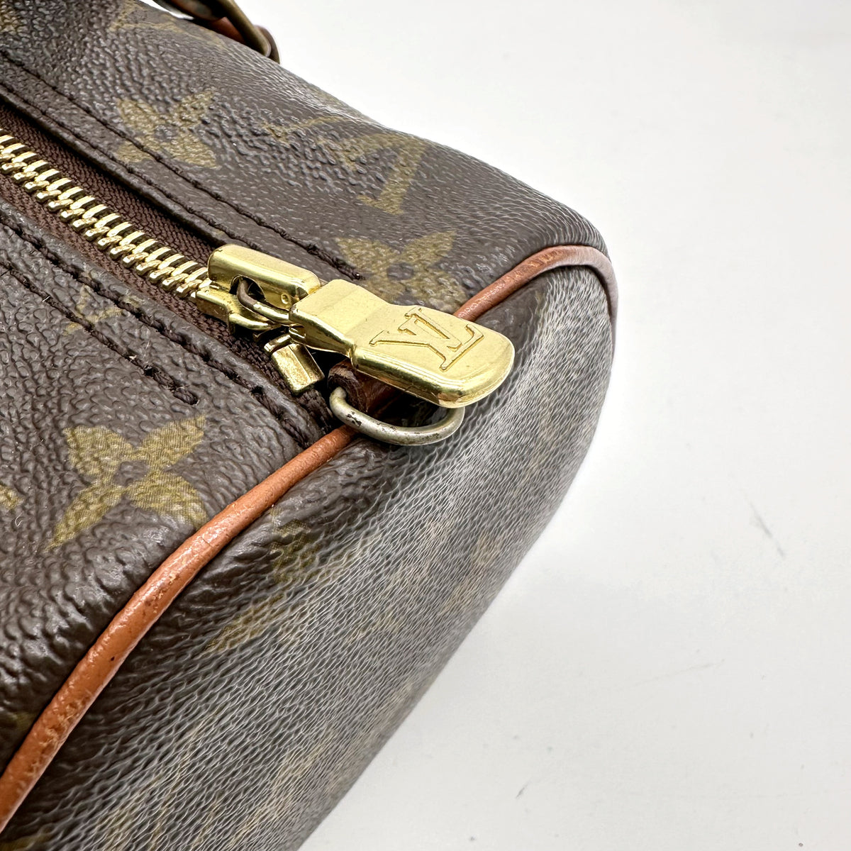 Louis Vuitton Papillon 30 Toile Monogram - détail du zip et de sa tirette dorée