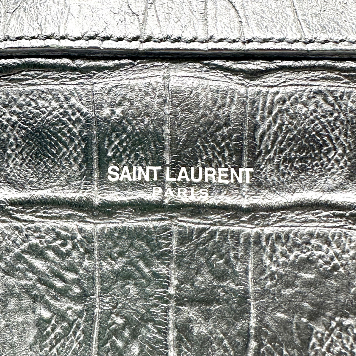 Saint Laurent Porte-documents Cuir Façon Croco Noir - détail du grain façon croco