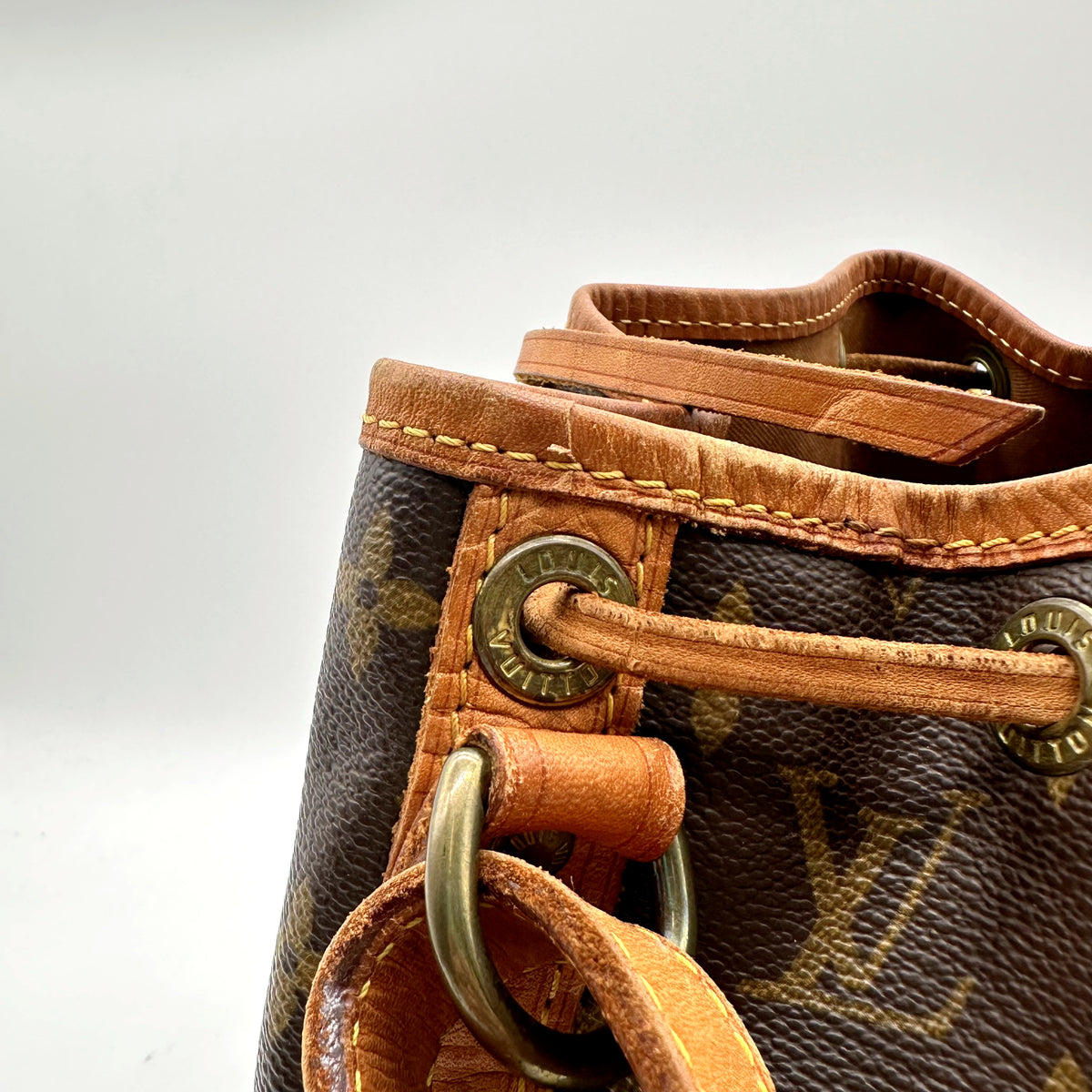Louis Vuitton Petit Noé Toile Monogram - détail de l'attache de bandoulière et de son anneau