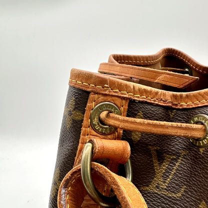 Louis Vuitton Petit Noé Toile Monogram - détail de l'attache de bandoulière et de son anneau