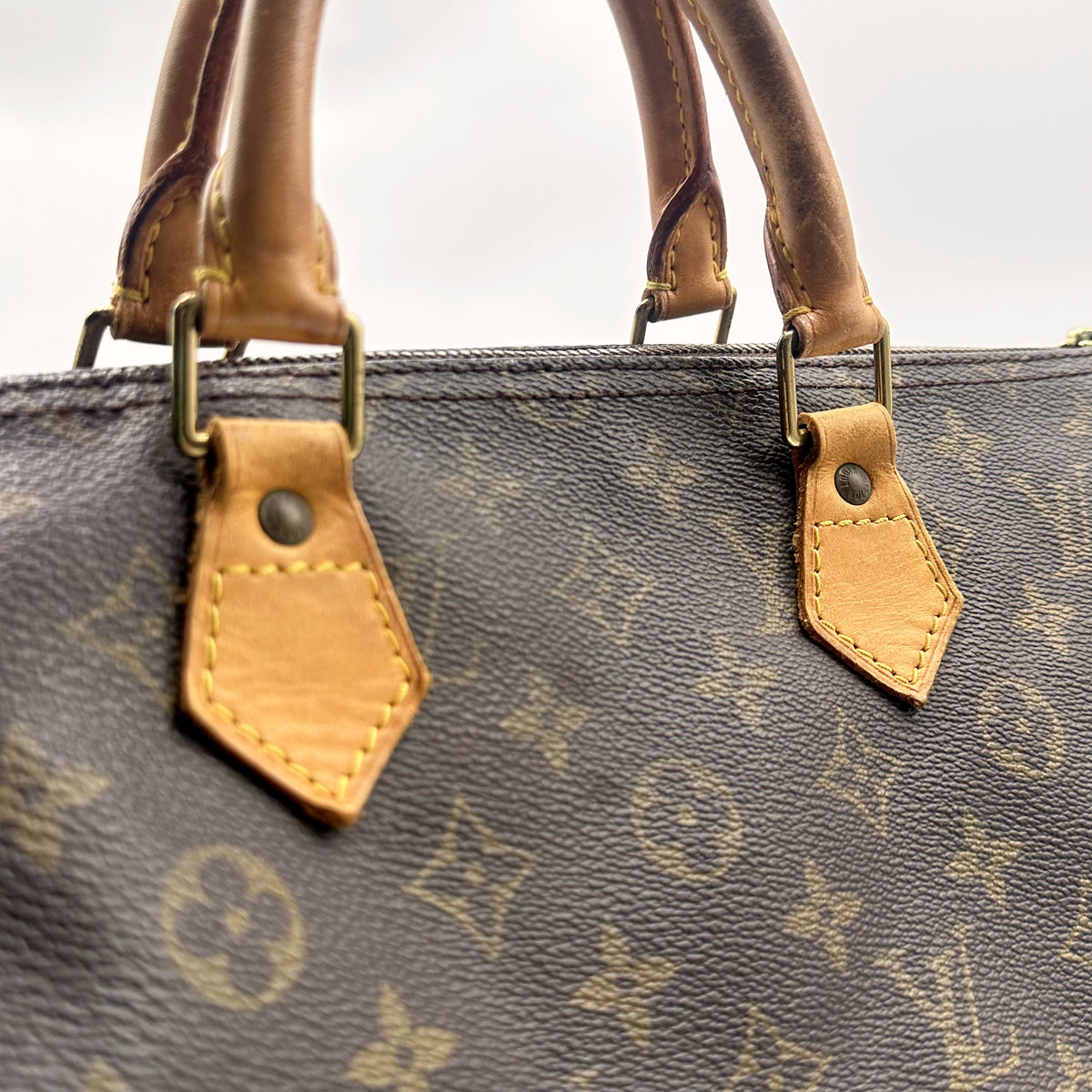 Louis Vuitton Speedy 30 Toile Monogram - détail des anses et attaches en cuir naturel