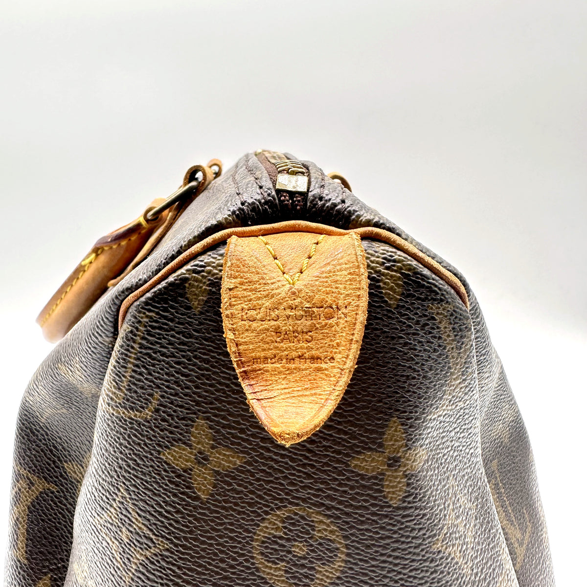 Louis Vuitton Speedy 30 Toile Monogram - détail de la patte latérale en cuir naturel