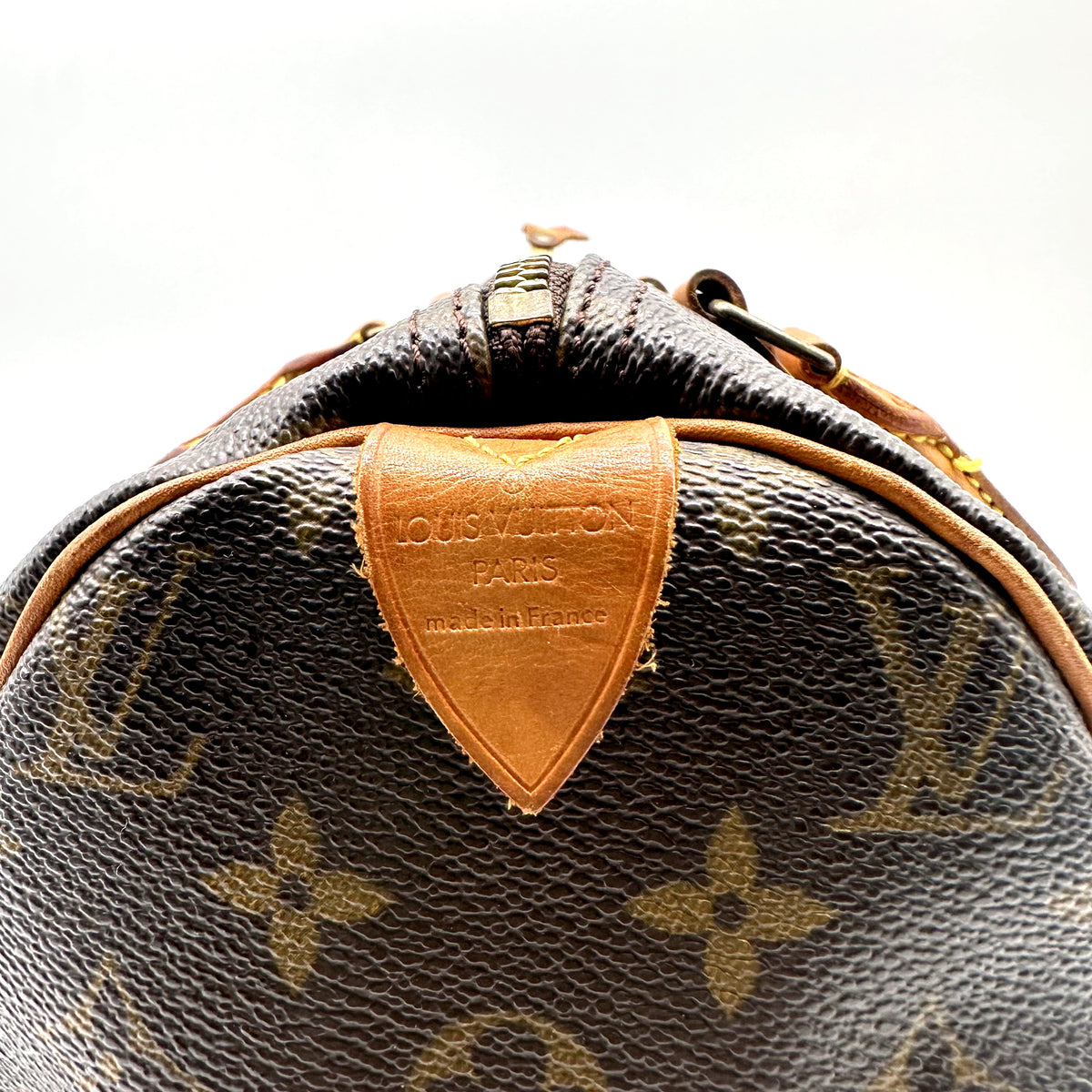 Louis Vuitton Speedy 30 Toile Monogram - détail de la patte latérale en cuir naturel