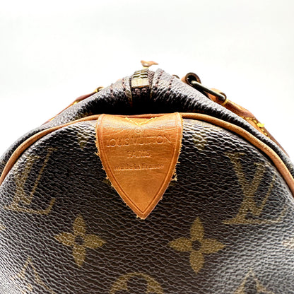 Louis Vuitton Speedy 30 Toile Monogram - détail de la patte latérale en cuir naturel