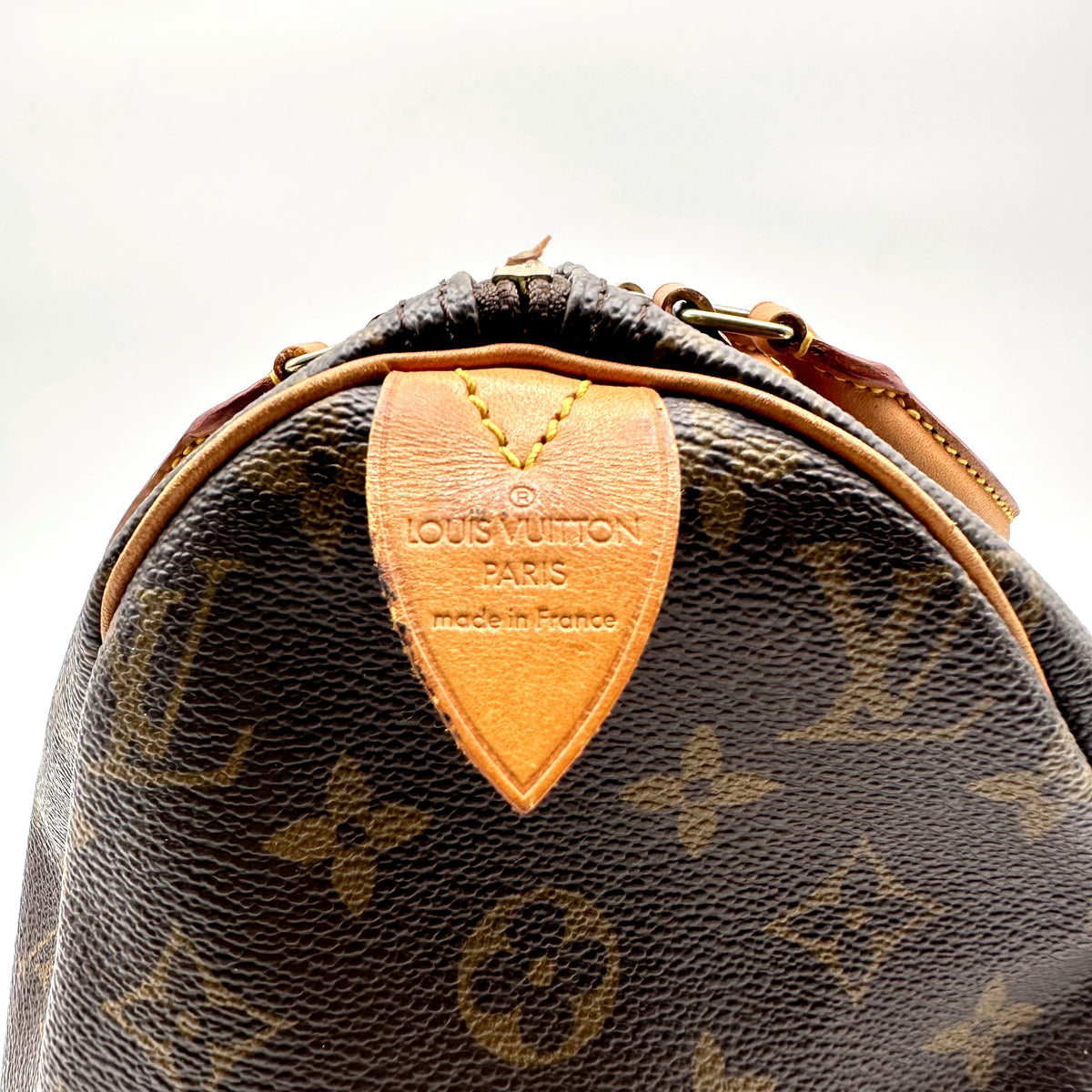 Louis Vuitton Speedy 30 Toile Monogram - détail de la patte latérale en cuir naturel