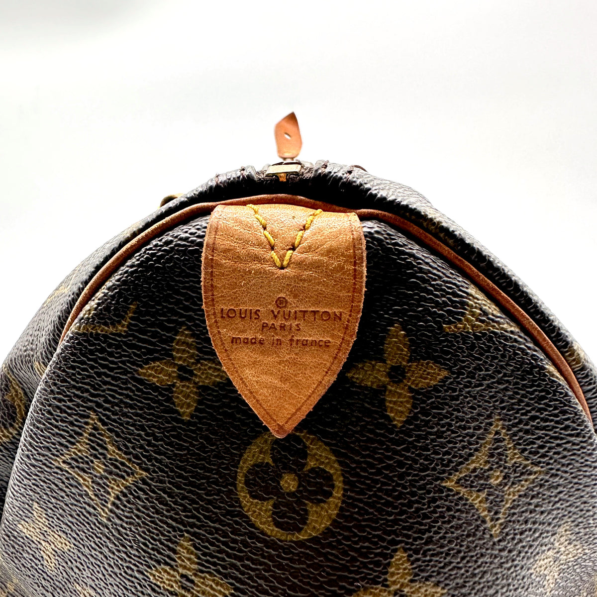 Louis Vuitton Speedy 35 Toile Monogram - détail de la patte latérale en cuir naturel