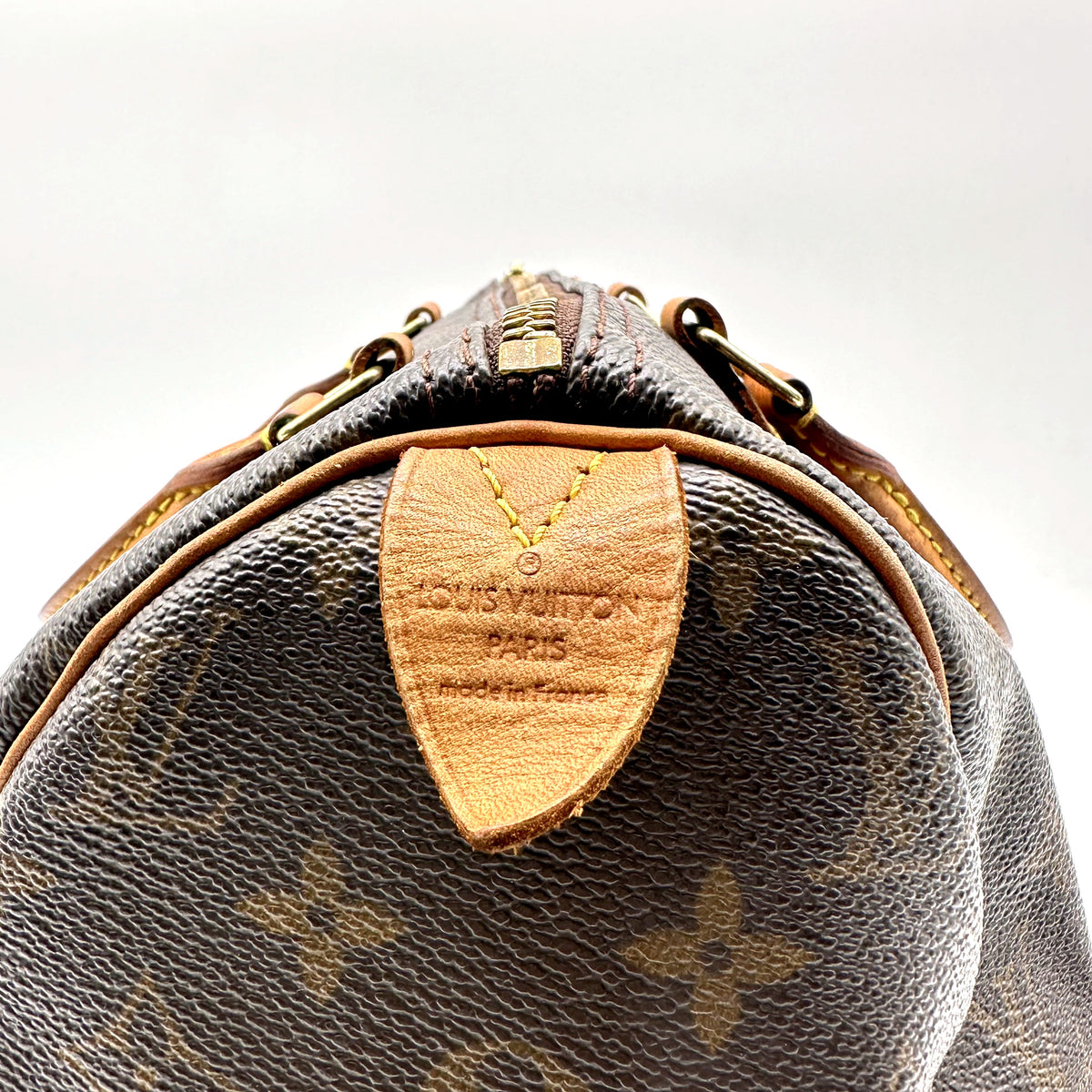Louis Vuitton Speedy 30 Toile Monogram - détail de la patte latérale en cuir naturel