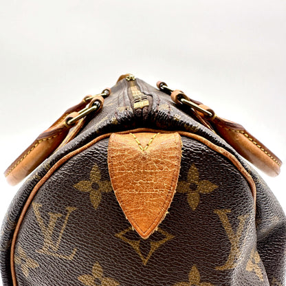Louis Vuitton Speedy 30 Toile Monogram - détail de la patte latérale en cuir naturel