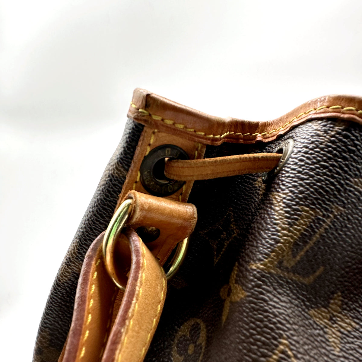 Louis Vuitton Grand Noé Toile Monogram - détail de l'anneau d'attache