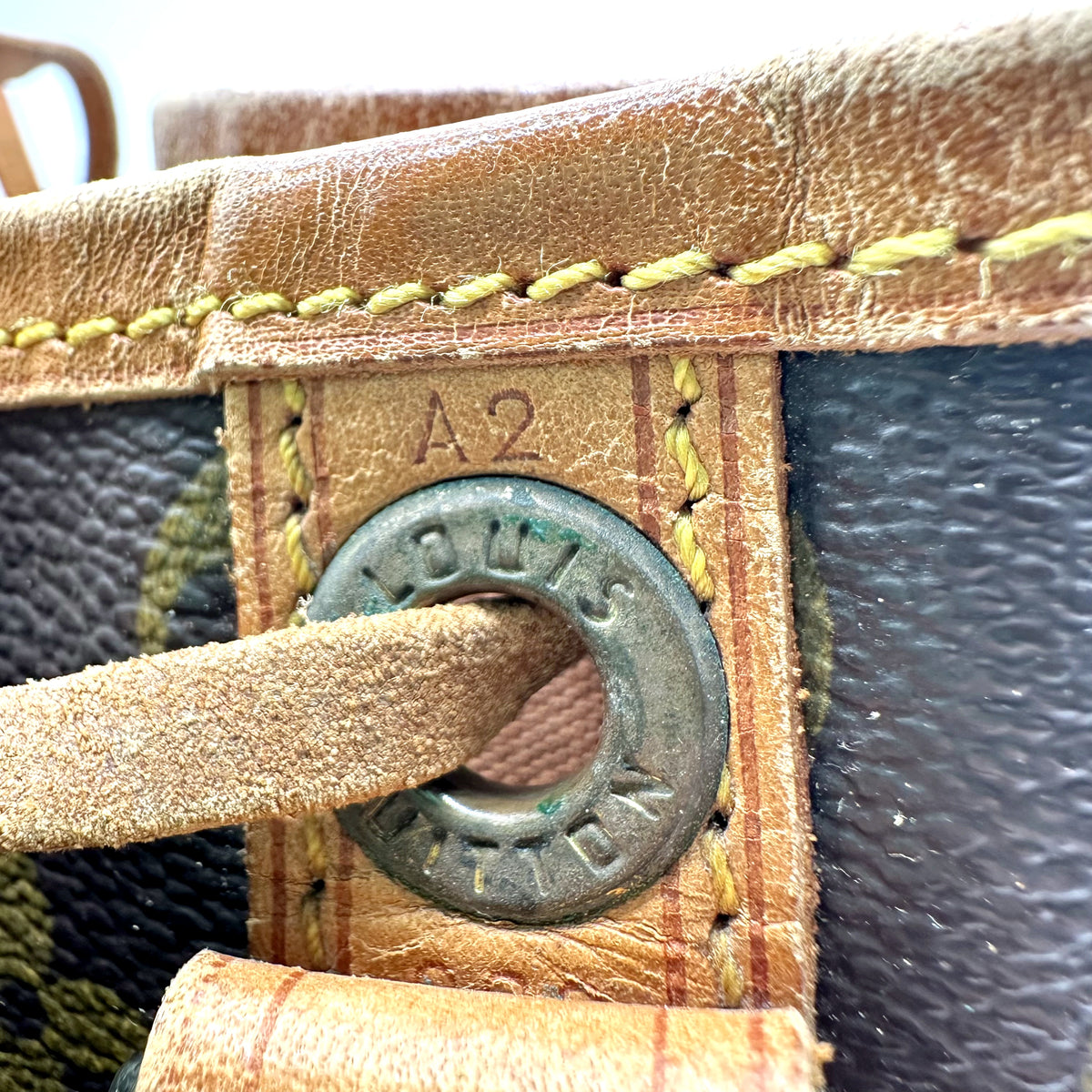 Louis Vuitton Grand Noé Toile Monogram - détail de l'œillet et du bord en cuir