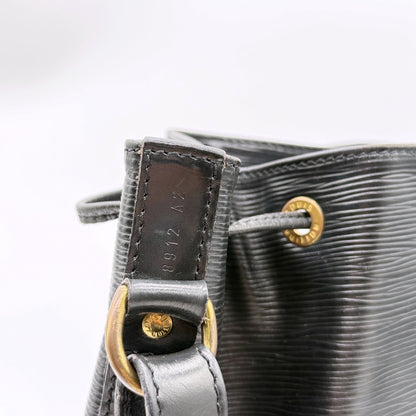 Louis Vuitton Noé Cuir Épi Noir - détail de la patte de cuir intérieure et de l'œillet
